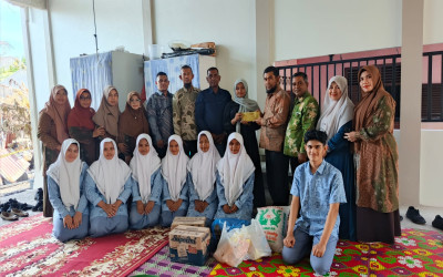 MAN 4 Aceh Besar Salurkan Bantuan kepada Siswi Korban Kebakaran